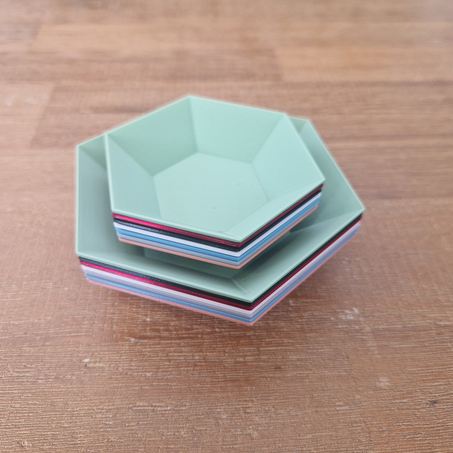 Hextray, plateau de ressources empilable pour jeux de société